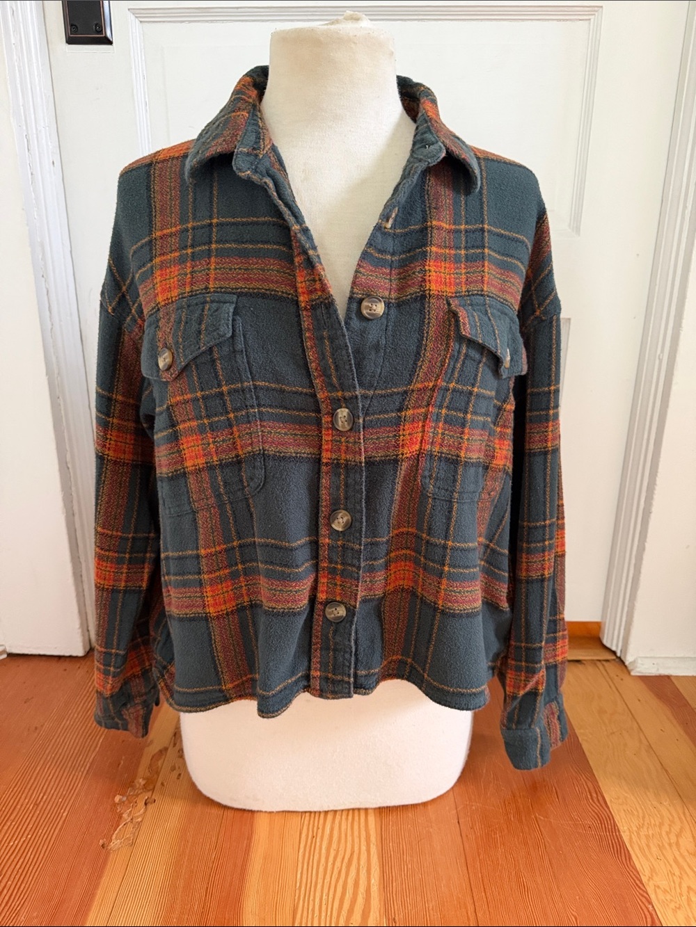 American Eagle Cropped Boxy Plaid Long Sleeve Button Down Shirt Large - Picture 3 of 7